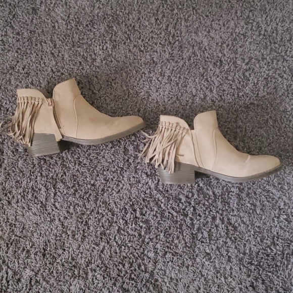American Eagle Outfitters Shoes - 🔥 American Eagle 🙌6 1/2 bootie w/fringe🦄